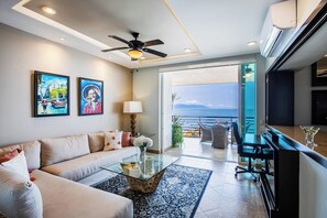 Suite de lujo, 1 habitación, hidromasaje, vista al océano | Área de sala de estar | Televisión de 55 pulgadas con canales vía satélite 