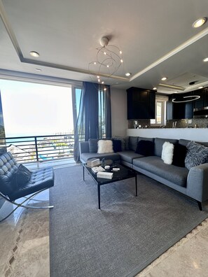 Andrew Christian Skyhouse + Jacuzzi | Área de sala de estar | Televisión de 55 pulgadas con canales vía satélite 