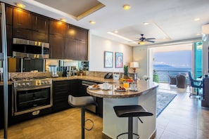 Suíte superluxo, 1 quarto, banheira de imersão, vista para o oceano | Cozinha privada | Micro-ondas, fogão, cooktop, lava-louças