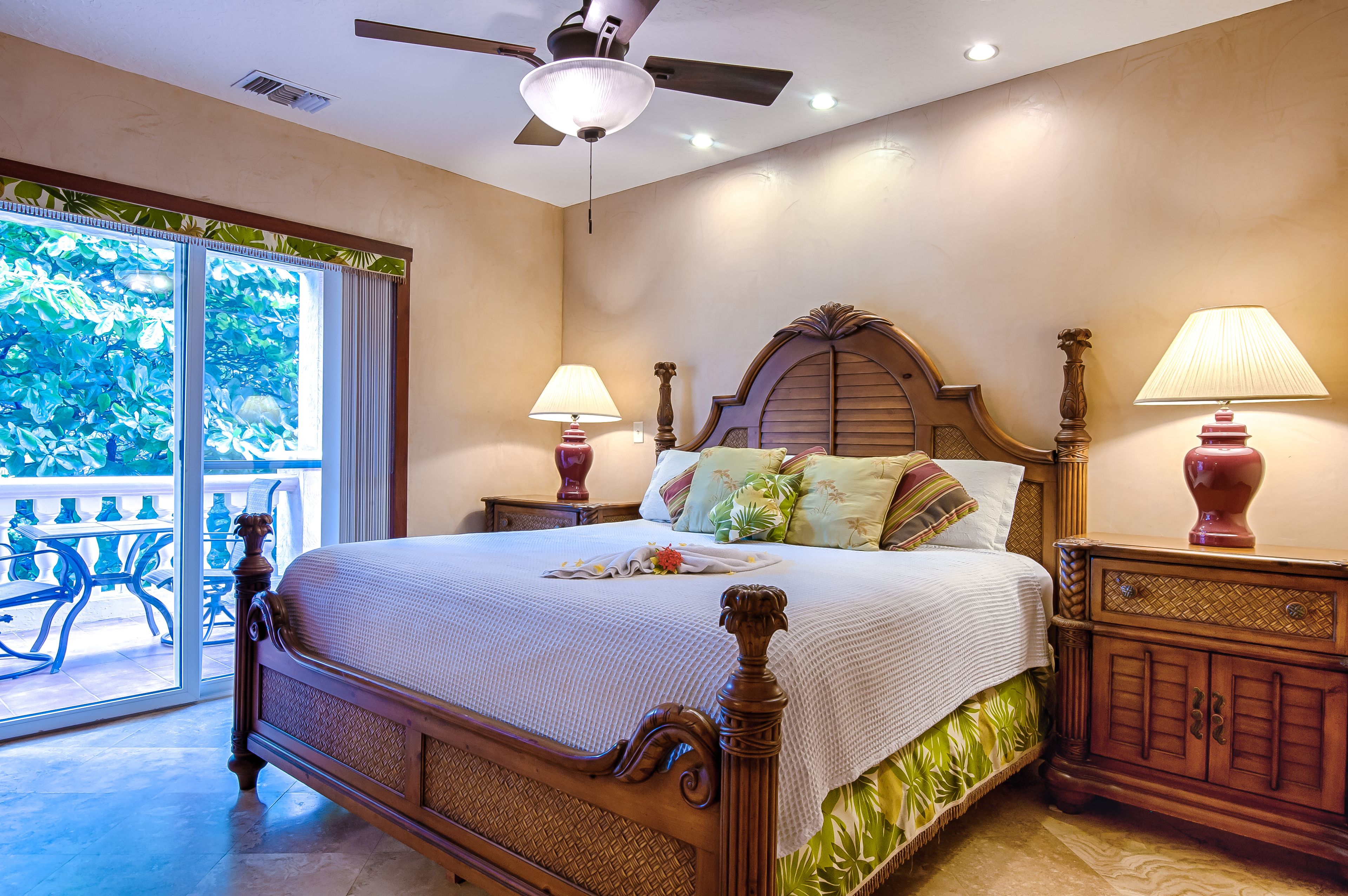 Edredón y caja de seguridad en la habitación 