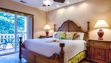 Edredón y caja de seguridad en la habitación