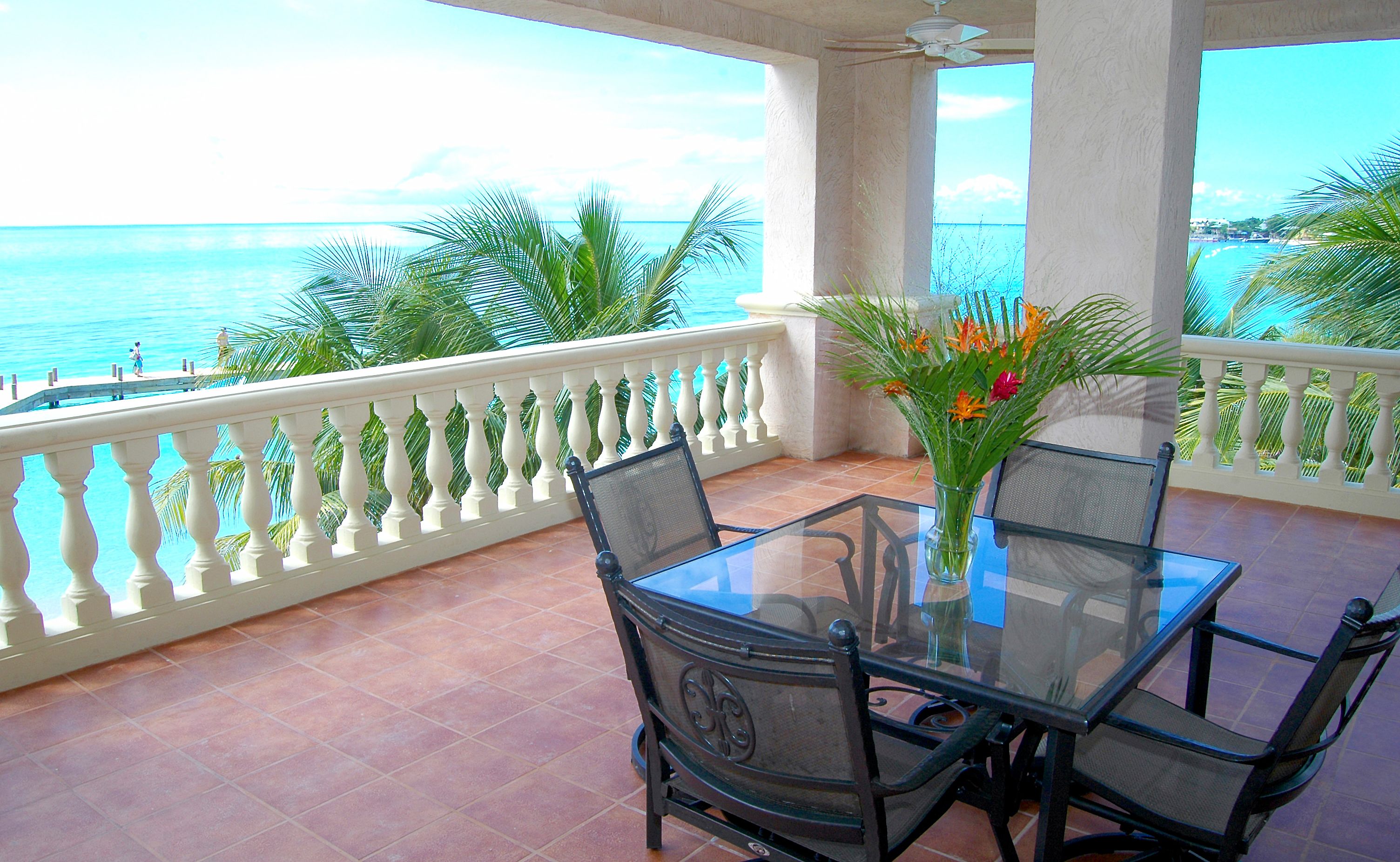 Edredón y caja de seguridad en la habitación 