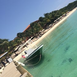 Sulla spiaggia, sabbia bianca, lettini da mare, ombrelloni