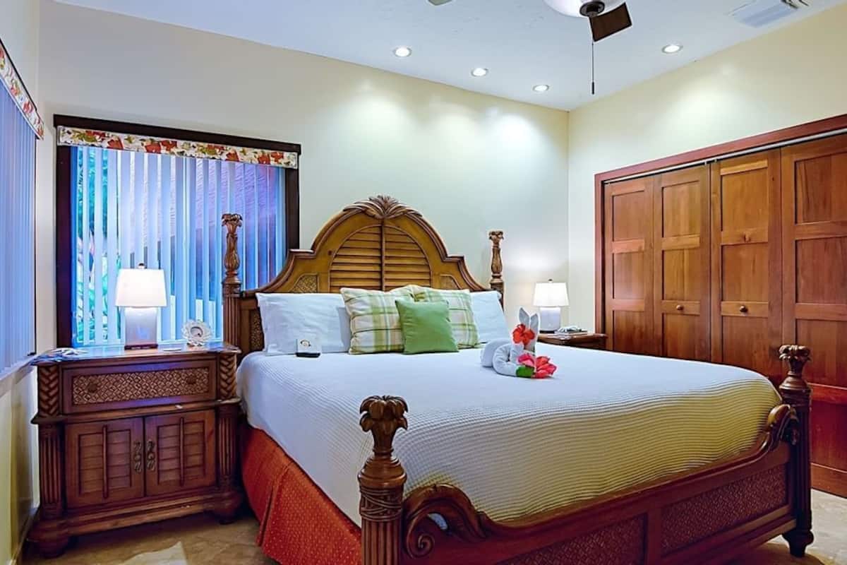 1 habitación, edredón y caja de seguridad en la habitación