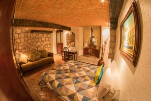 Premium bedding, individually decorated, individually furnished - Hotel Mesón de los Remedios (Morelia)