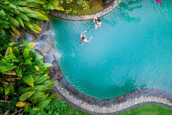 Kolam renang terbuka, kerusi lepak pantai