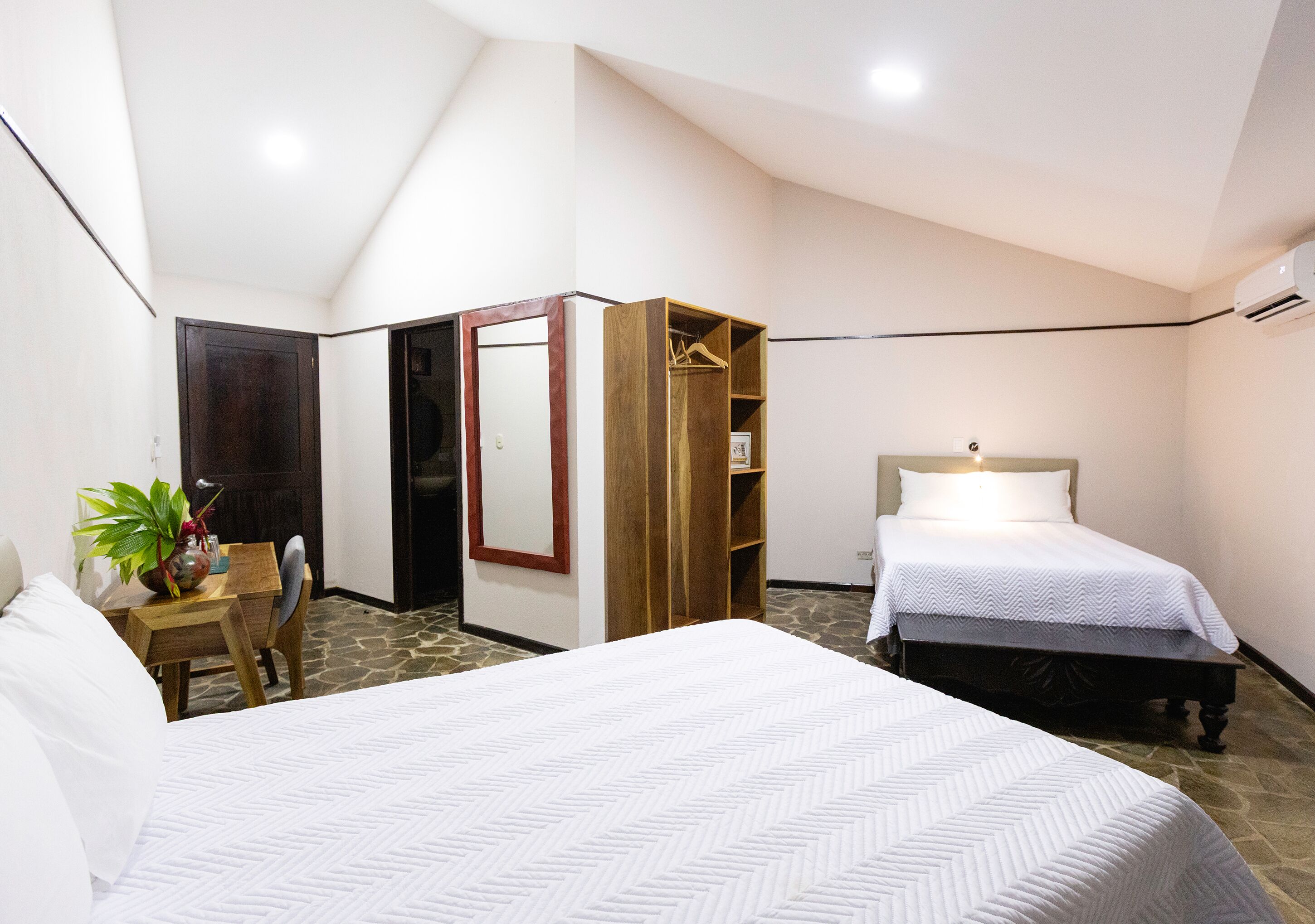 Sengetøy av topp kvalitet, dundyner, safe på rommet og sengetøy