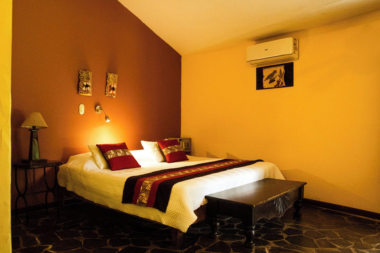 スタンダード ダブルルーム キングベッド 1 台 | 高級寝具、羽毛の掛け布団、セーフティボックス (室内)、ベッドシーツ