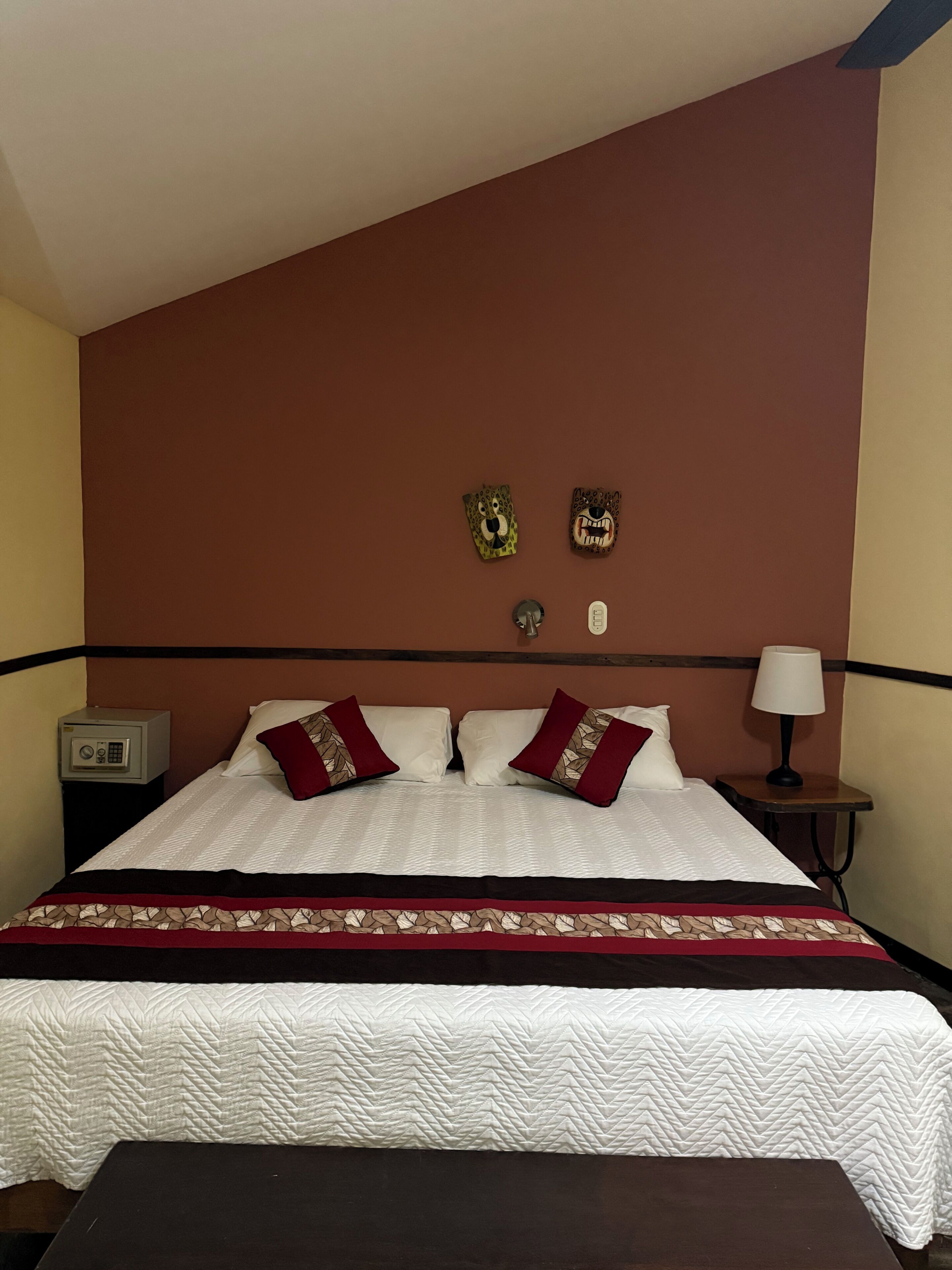 Standard-Doppelzimmer, 1 King-Bett | Hochwertige Bettwaren, Daunenbettdecken, Zimmersafe, Bettwäsche