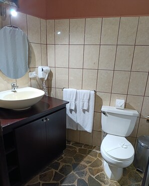 Shower, rainfall showerhead, hair dryer, towels - Aranwa Sarapiquí Rainforest Lodge (La Virgen)