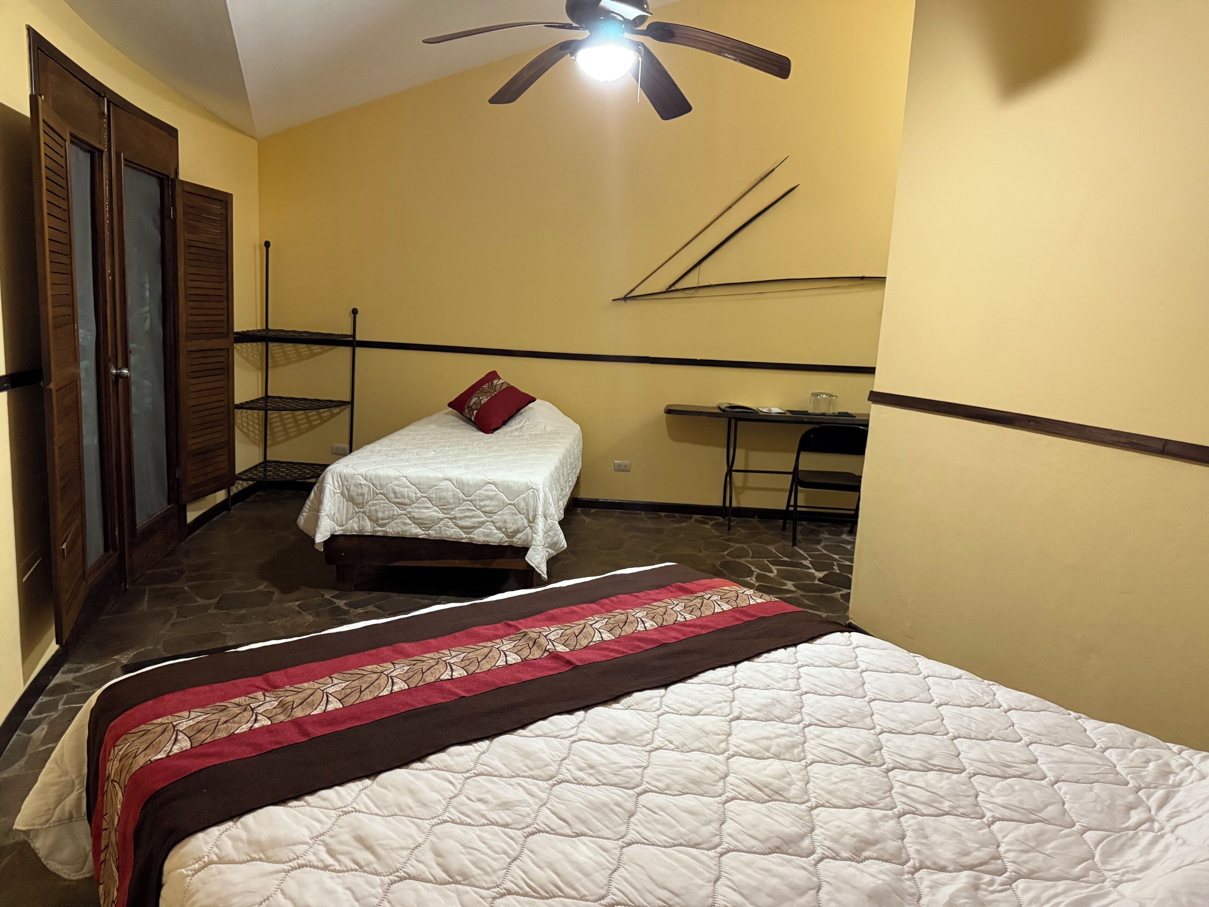 スタンダード ルーム ダブルベッド 2 台 | 高級寝具、羽毛の掛け布団、セーフティボックス (室内)、ベッドシーツ