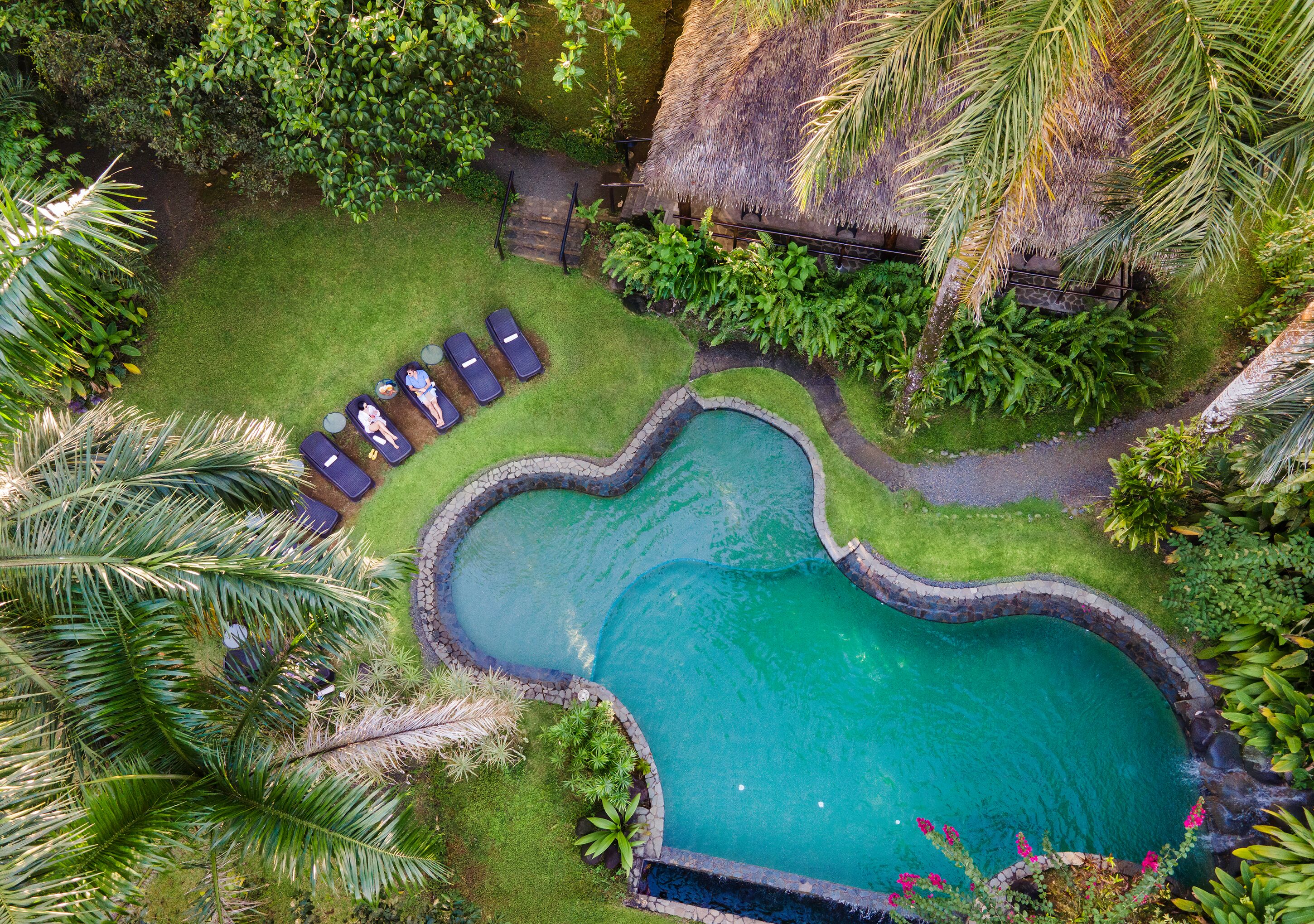 Utendørsbasseng og solsenger