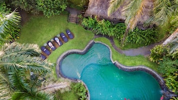 Utendørsbasseng og solsenger