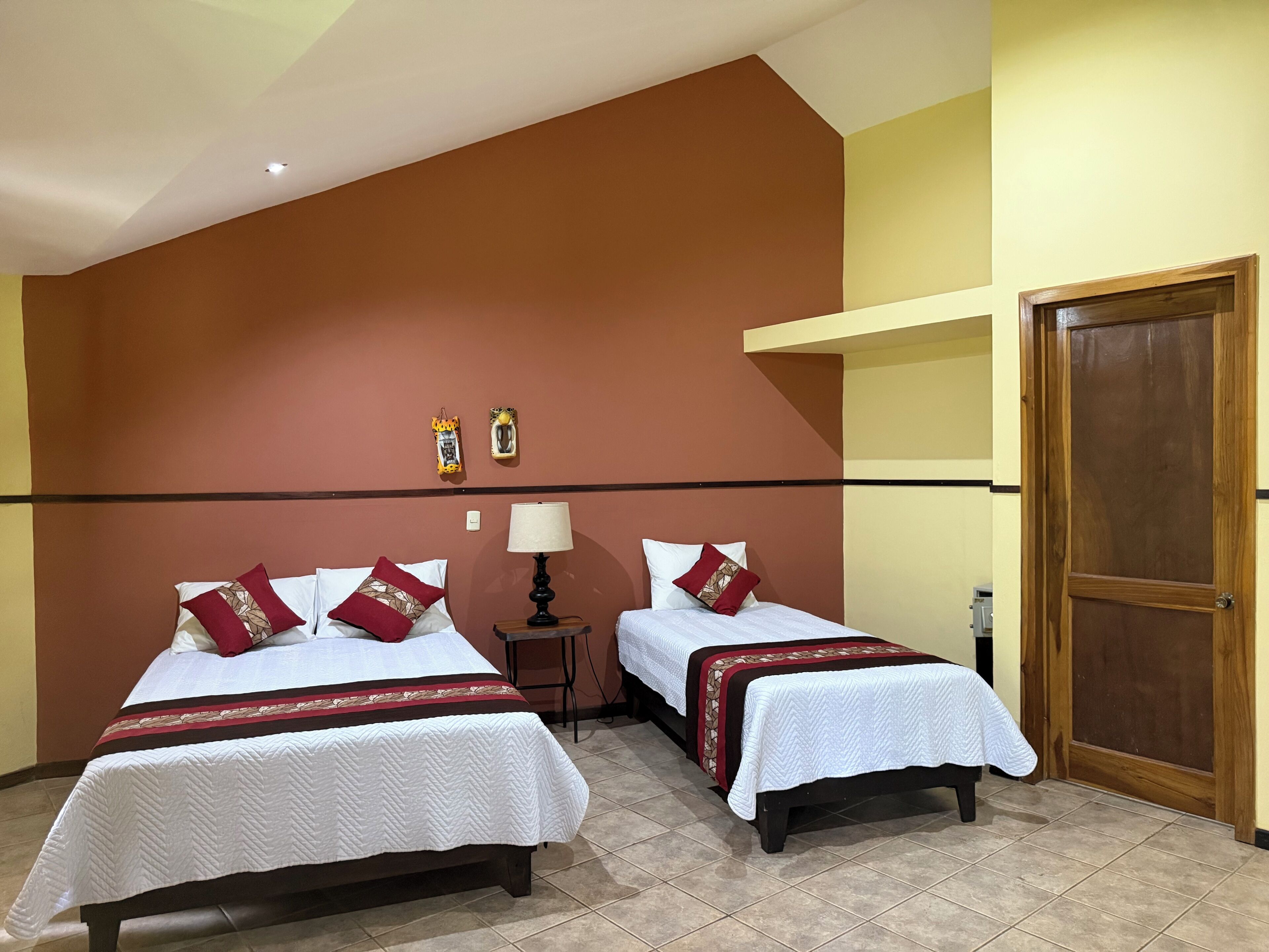 ファミリー ルーム ベッド (複数台) | 高級寝具、羽毛の掛け布団、セーフティボックス (室内)、ベッドシーツ