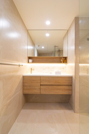 Appartement supérieur | Salle de bain | Douche, articles de toilette (gratuits), séchoir à cheveux