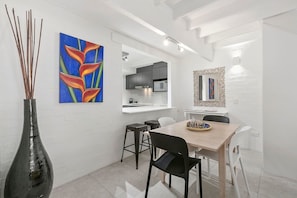 In-room dining - Le Court Villas (Noosa Heads)