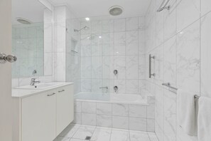 Bathroom - Le Court Villas (Noosa Heads)