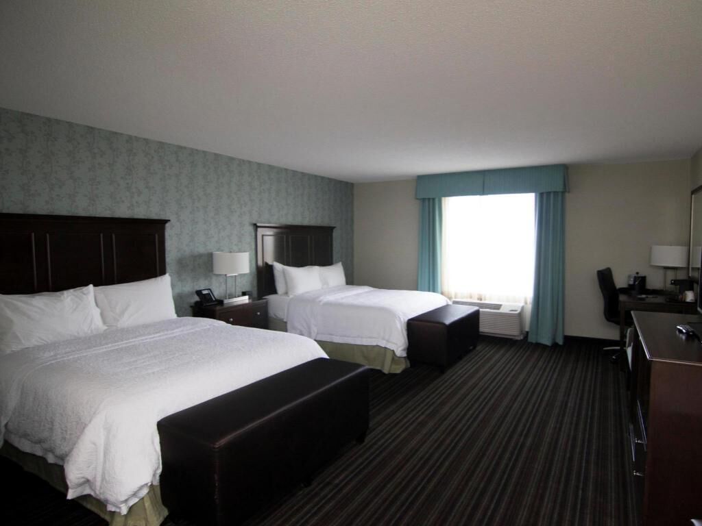 Bureau, rideaux d’obscurcissement, fer et planche à repasser