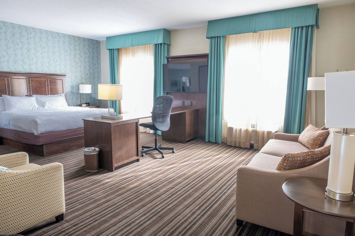 studio, 1 king bed, non smoking | desk, blackout curtains, iron/ironing board, free wifi