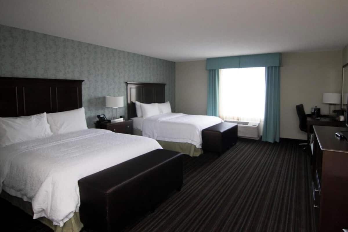 Bureau, rideaux dâobscurcissement, fer et planche Ă repasser