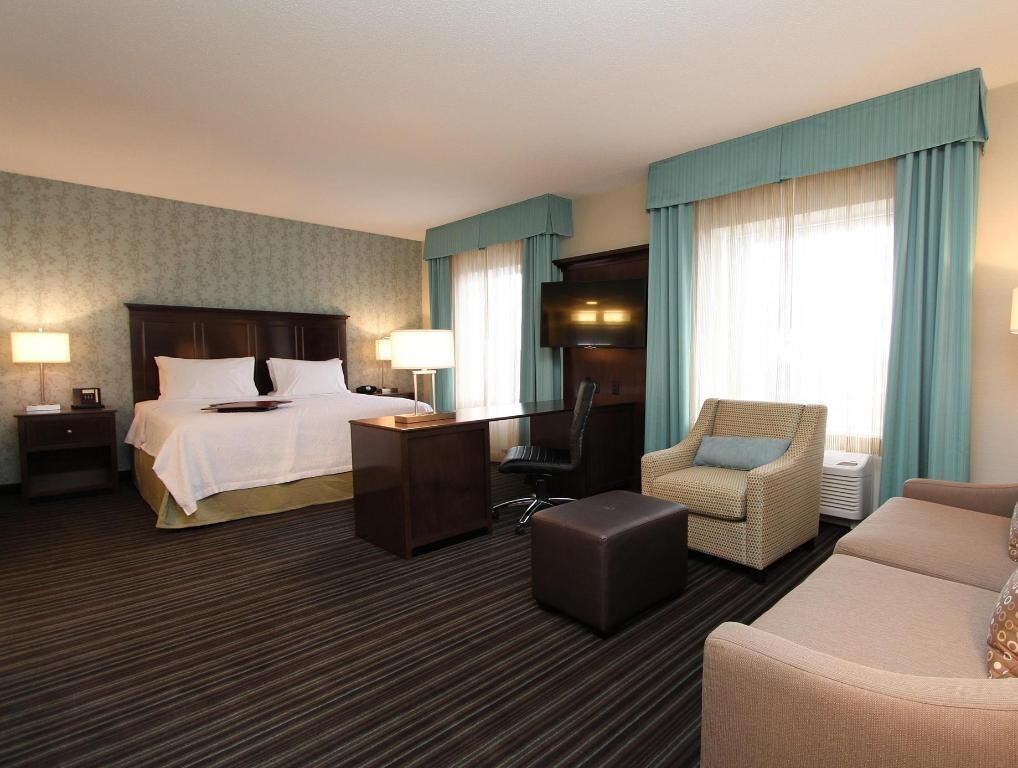 Bureau, rideaux d’obscurcissement, fer et planche à repasser