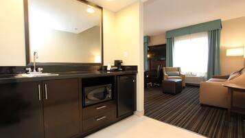 Studio suite, 1 kingsize bed | Privékeuken | Een koelkast, een microgolfoven, een koffiezetapparaat/waterkoker