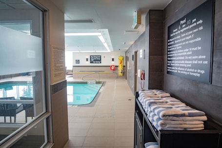 Una piscina techada. Hampton Inn & Suites by Hilton St. John's Airport