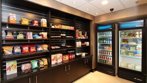 Un espace de vente dédié aux collations et aux produits surgelés, proposant diverses marques et produits.