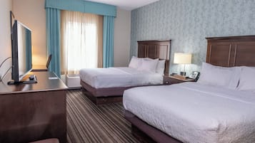 Habitación, 2 camas Queen size, refrigerador | Escritorio, cortinas blackout y tabla de planchar con plancha