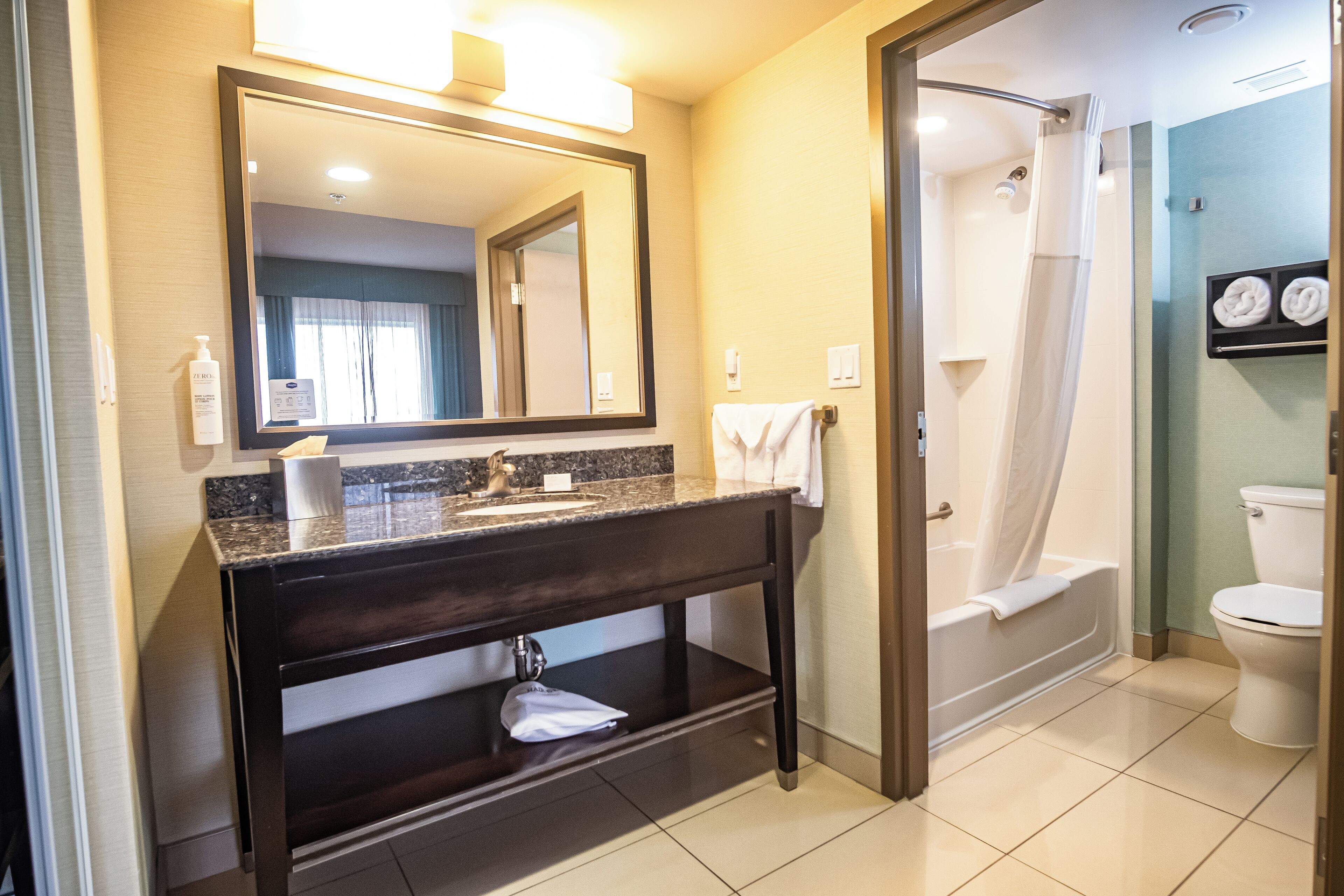 studio, 1 king bed, non smoking | bathroom | combined shower/bathtub, hair dryer, towels