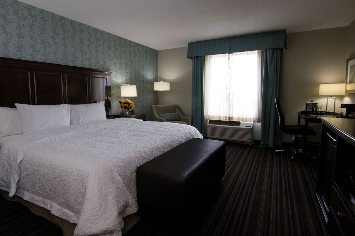 Bureau, rideaux dâobscurcissement, fer et planche Ă repasser