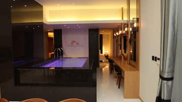 Familien-Suite (check-in available until 11 pm) | Badezimmer | Designer-Toilettenartikel, Haartrockner, Bademäntel, Hausschuhe