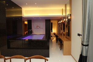 패밀리 스위트 (23시까지 체크인 가능) | 욕실 | 고급 세면용품, 헤어드라이어, 목욕가운, 슬리퍼