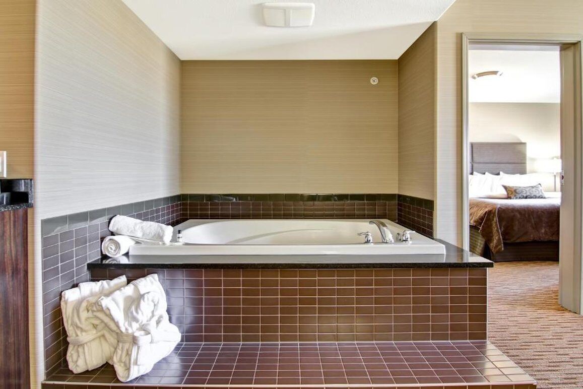 combined shower/bathtub, free toiletries, hair dryer, towels