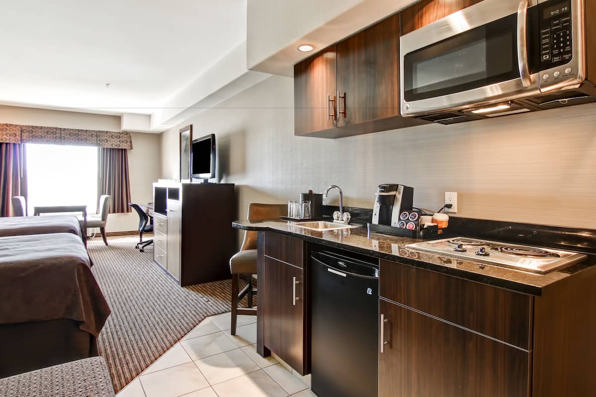 room, 2 queen beds, kitchenette | private kitchen | fridge, microwave, coffee/tea maker