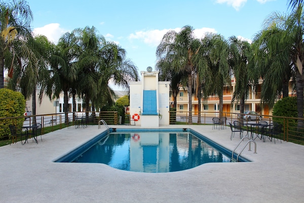 Kolam renang outdoor