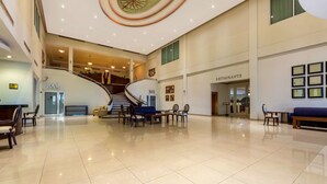 A spacious lobby with a staircase, a bar, and a restaurant. - Comfort Inn Monterrey Norte (San Nicolas de los Garza)