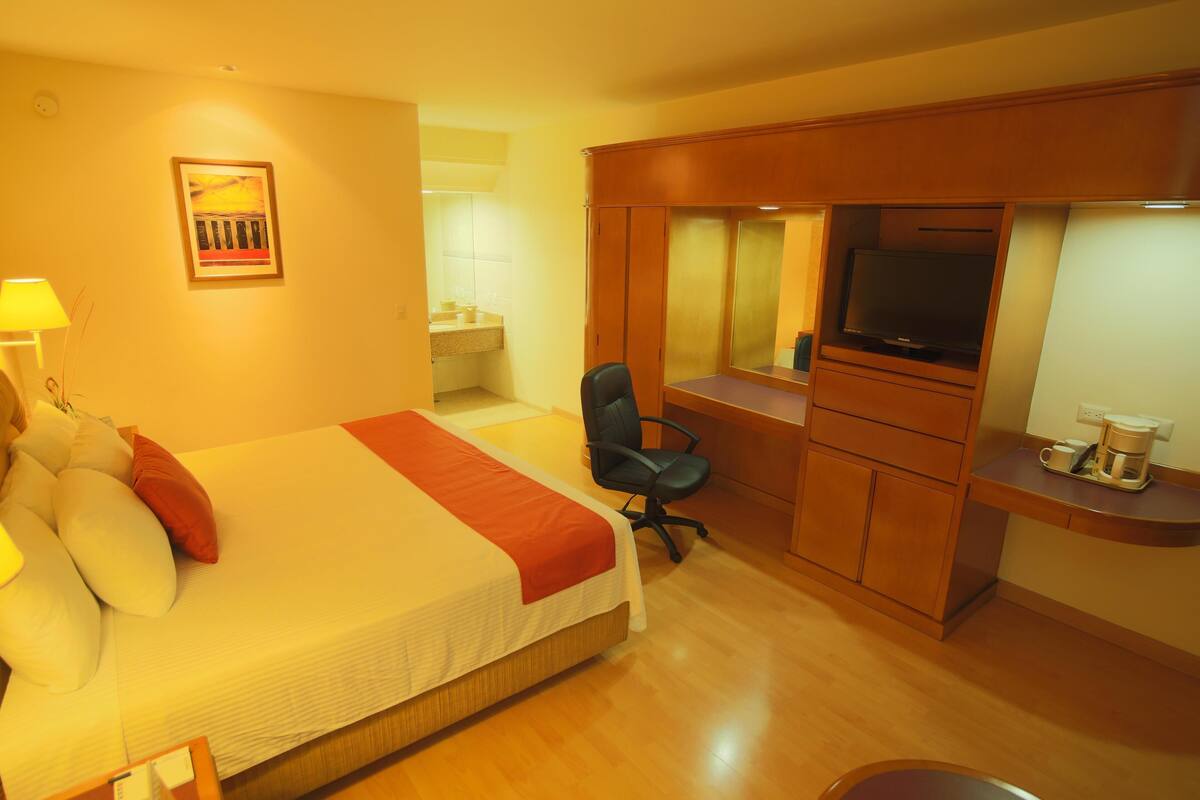 1 bedroom, in-room safe, desk, iron/ironing board