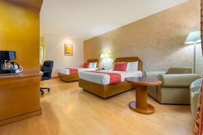 Room, 2 Double Beds, Courtyard View | In-room safe, desk, iron/ironing board, free WiFi - Comfort Inn Monterrey Norte (San Nicolas de los Garza)