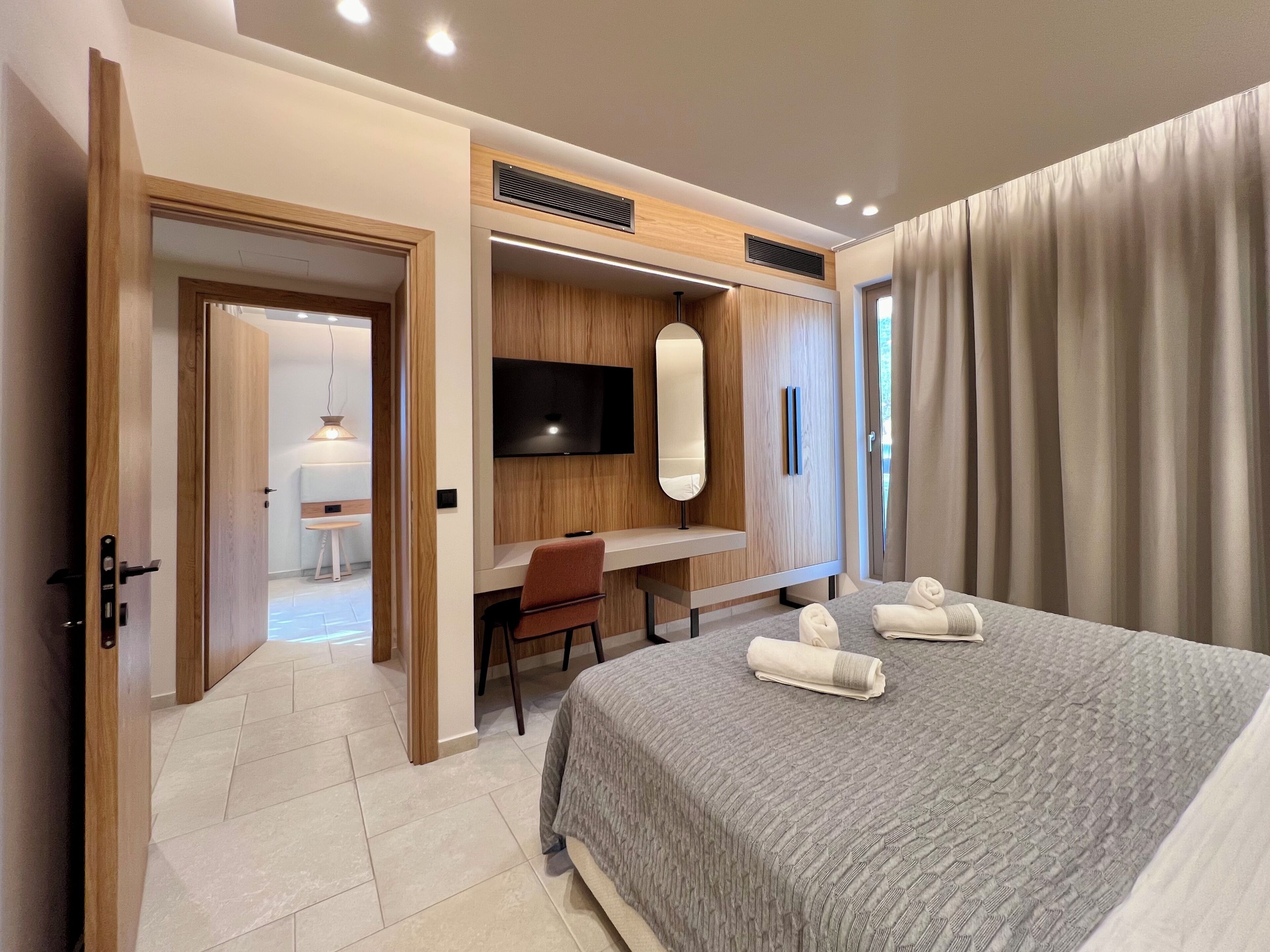 Executive Suite With Private Pool | Desk, laptop workspace, free WiFi, bed sheets