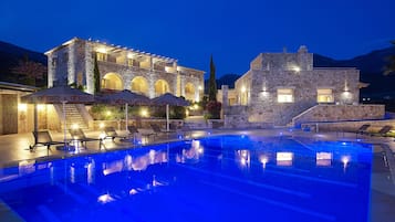 Piscina stagionale all'aperto, ombrelloni da piscina, lettini