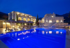 Una piscina al aire libre de temporada, sombrillas