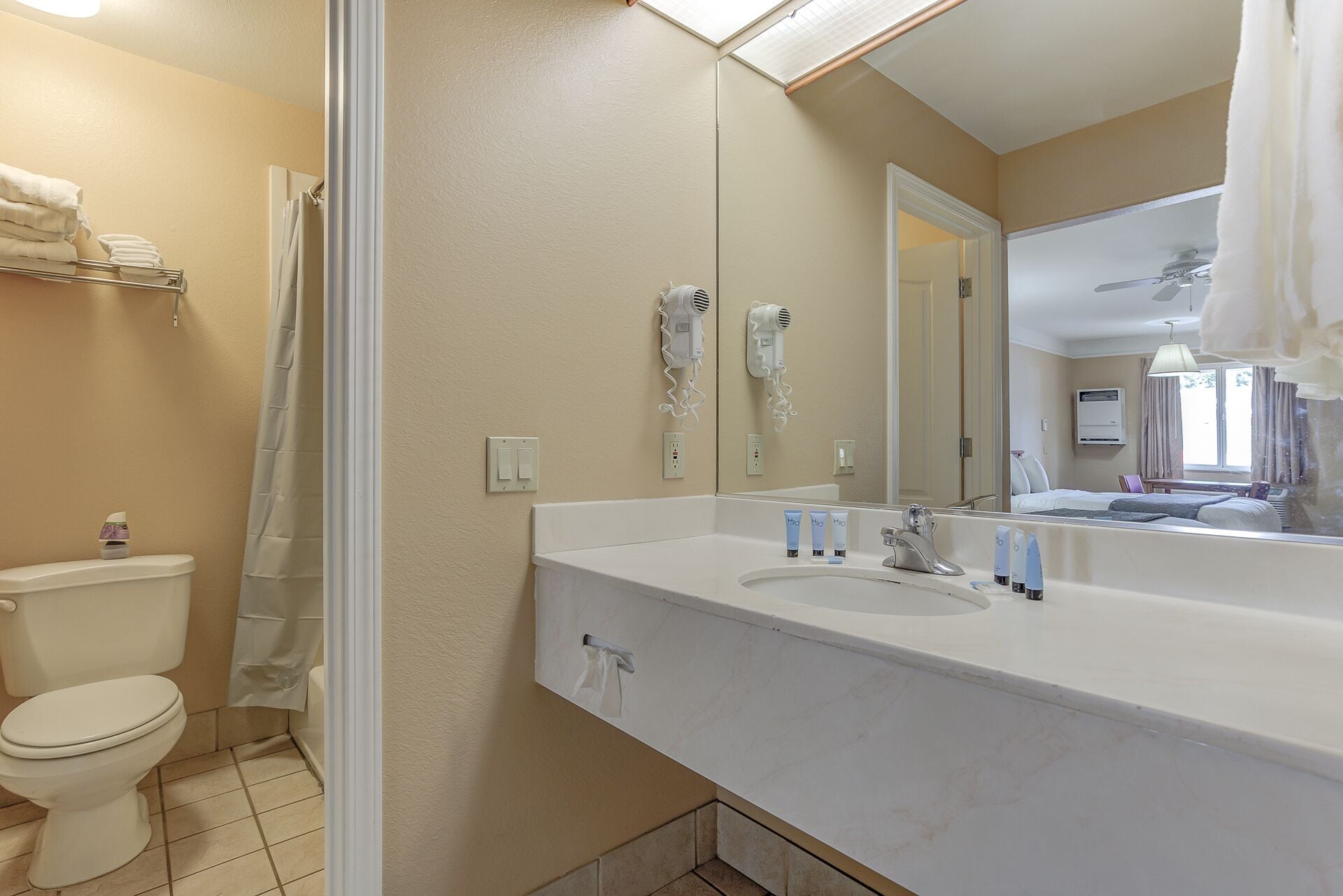 Suite exclusiva, 2 camas de matrimonio | Baño | Artículos de higiene personal gratuitos, secador de pelo y toallas
