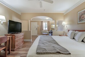 Exclusive-suite - 1 kingsize-seng | Premium-sengetøj, skrivebord, lydisolering, strygejern/strygebræt