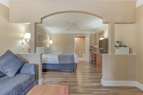 Shasta Pines Motel & Suites