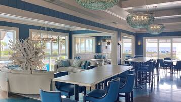 2 restaurants, dinner served, seafood