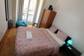 Habitació doble bàsica, bany compartit, vistes a la ciutat | Planxa i posts de planxar, wifi gratuïta i roba de llit 
