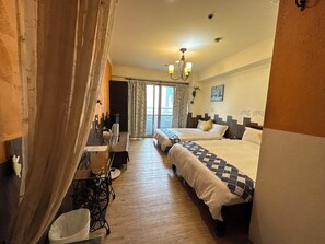 Cubrecamas, decoración personalizada, muebles diferentes y escritorio 