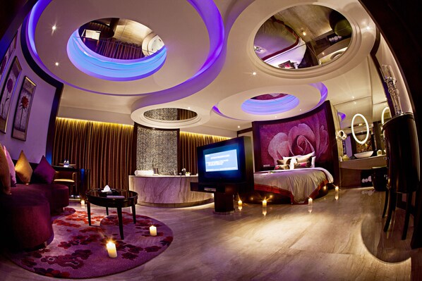 Deluxe Suite | In-room safe, desk, blackout drapes, iron/ironing board - Nanning Landmark Hotel (Nanning)