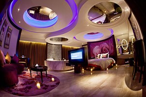 Deluxe Suite | In-room safe, desk, blackout drapes, iron/ironing board